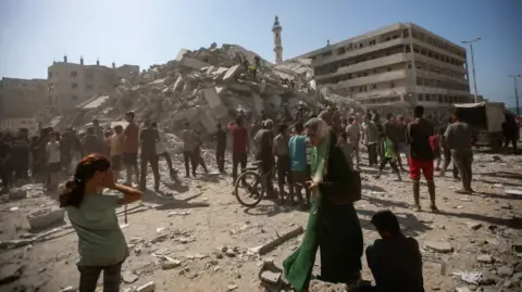Intensified Aerial Bombardment Unfolds in Gaza